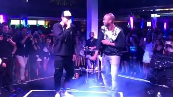 Neymar canta com Thiaguinho no palco de show em São Paulo. Vídeos!