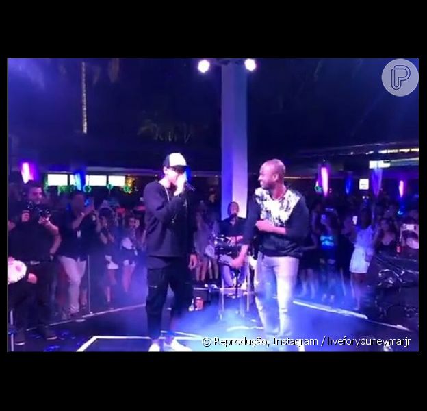 Neymar canta com Thiaguinho durante show em Campinas, em São Paulo, em 16 de julho de 2016