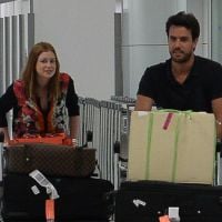 Marina Ruy Barbosa e o noivo, Xandinho Negrão, desembarcam em SP após férias