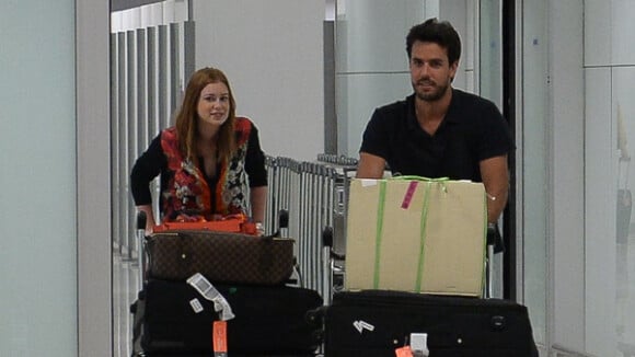Marina Ruy Barbosa e o noivo, Xandinho Negrão, desembarcam em SP após férias