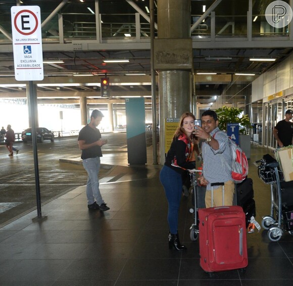 Marina Ruy Barbosa posa para fotos com fãs na saída do Aeroporto de Guarulhos, em São Paulo
