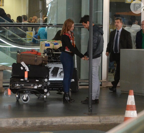 Marina Ruy Barbosa e o noivo, Xandinho Negrão, trocam carinhos na saída do aeroporto após desembarcar, neste domingo, 17 de julho de 2016
