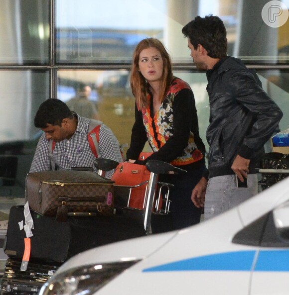 Marina Ruy Barbosa e o noivo, Xandinho Negrão, desembarcam no Aeroporto de Guarulhos, em São Paulo, após viagem à Tailândia e ao Qtar