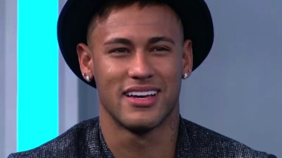Neymar vira assunto no Twitter por tênis brilhoso na TV: 'Todo o PIB brasileiro'