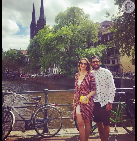 Luana Piovani posa com o marido, Pedro Scooby, em Amsterdam, na Holanda, em 17 de julho de 2016