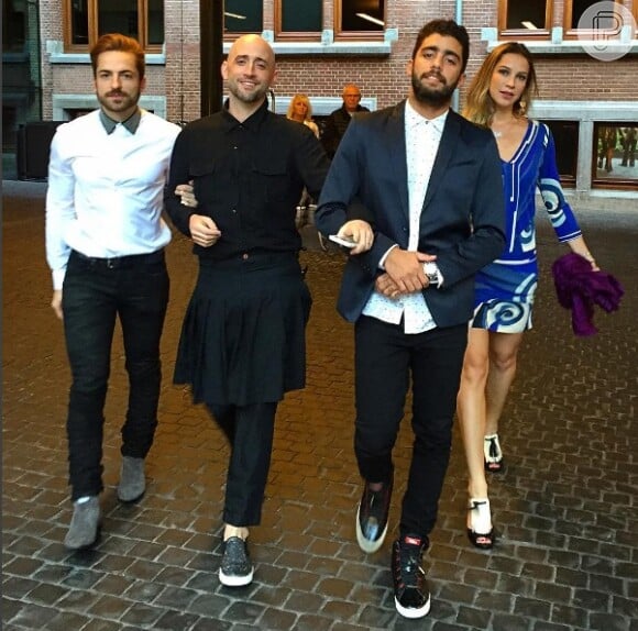 Luana Piovani e Paulo Gustavo passeiam com seus maridos, Pedro Scooby e Thales Bretas