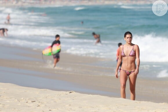 Mariana Goldfarb, namorada de Cauã Reymond, adora praia