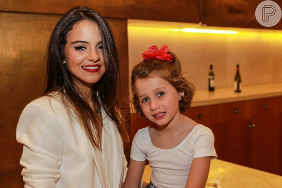Pally Siqueira e a Ella Felipa, filha de Fabio Assunção, foram juntas à pré-estreia do longa 'Entre Idas e Vindas'