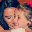 Pally Siqueira, namorada de Fabio Assunção, abraça Ella, filha do ator: 'Amor'