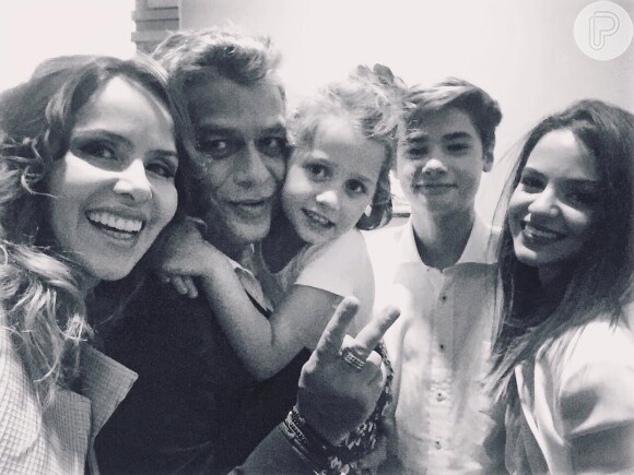 Fabio Assunção posa ao lado da namorada, Pally Siqueira, e dos filhos Ella Felipa e João, com Leona Cavalli