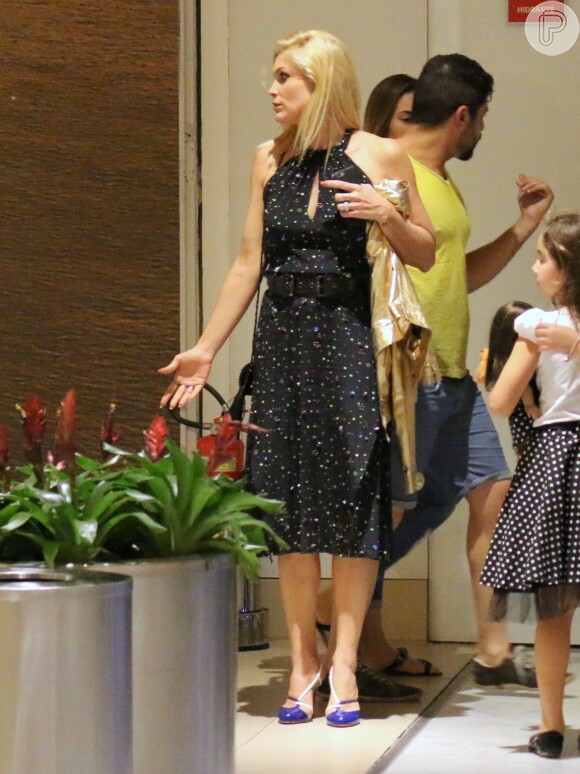 Flávia Alessandra e as filhas, Olívia e Giulia Costa, passeiam com família nesta segunda-feira, dia 18 de julho de 2016