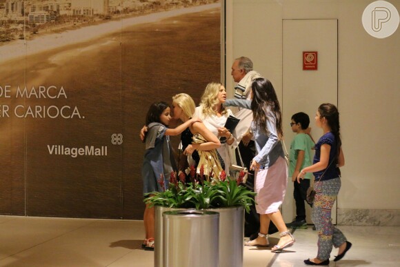 Flávia Alessandra e as filhas, Olívia e Giulia Costa, passeiam com família nesta segunda-feira, dia 18 de julho de 2016