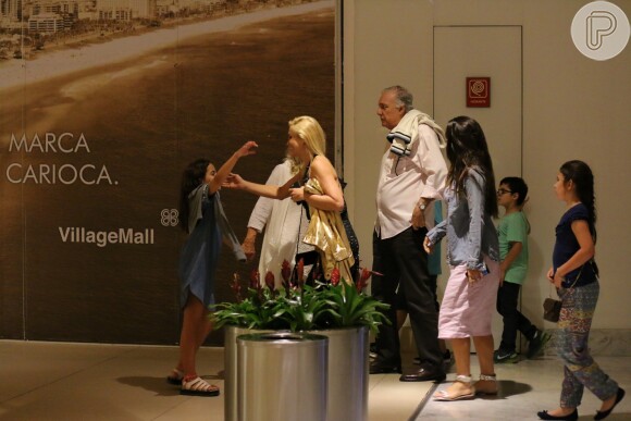 Flávia Alessandra e as filhas, Olívia e Giulia Costa, passeiam com família nesta segunda-feira, dia 18 de julho de 2016