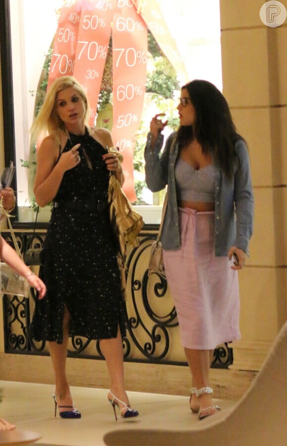 Flávia Alessandra e as filhas, Olívia e Giulia Costa, passeiam com família nesta segunda-feira, dia 18 de julho de 2016