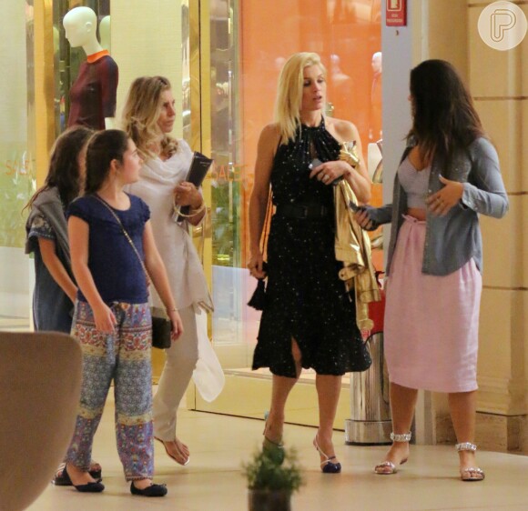 Flávia Alessandra e as filhas, Olívia e Giulia Costa, passeiam com família nesta segunda-feira, dia 18 de julho de 2016