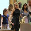 Flávia Alessandra conversa com familiares no shopping Village Mall nesta segunda-feira (18)