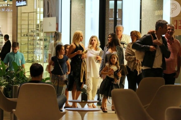 Flávia Alessandra e as filhas, Olívia e Giulia Costa, passeiam com família nesta segunda-feira, dia 18 de julho de 2016