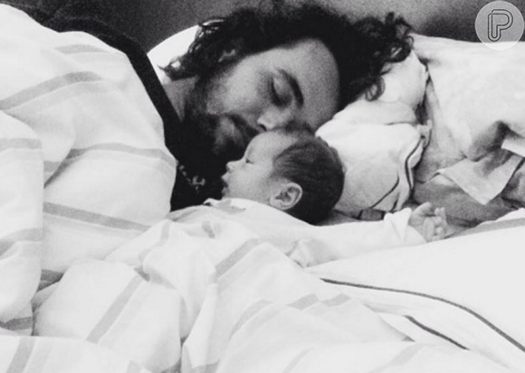 Bruno Ferrari postou em suas redes sociais uma foto em que aparece deitado ao lado de Antônio, que nasceu em 22 de abril de 2016