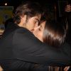 Rafael Vitti beija a namorada, Julia Oristanio, em estreia de peça 'Like', no Espaço Kult Kolector, Barra da Tijuca, Zona Oeste do Rio