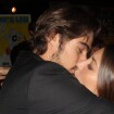 Rafael Vitti beija a namorada, Julia Oristanio, em estreia de peça no Rio. Foto!
