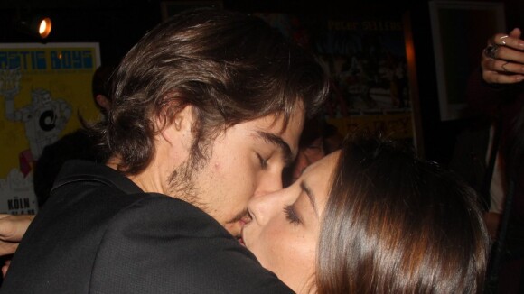 Rafael Vitti beija a namorada, Julia Oristanio, em estreia de peça no Rio. Foto!