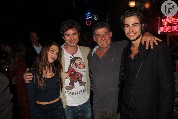 Rafael Vitti posou para as fotos ao lado da namorada na companhia do pai, João Vitti, e sogro, Giuseppe Oristanio
