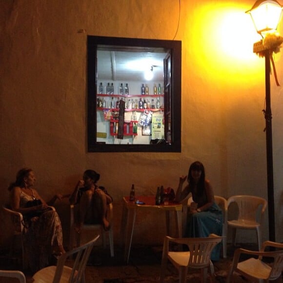 Camilla Camargo publica fotos de sua cultura local. A atriz nasceu em Goiás
