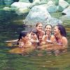 Camilla Camargo e Bruna Marquezine se divertem com atrizes de 'Em Família' em cachoeira