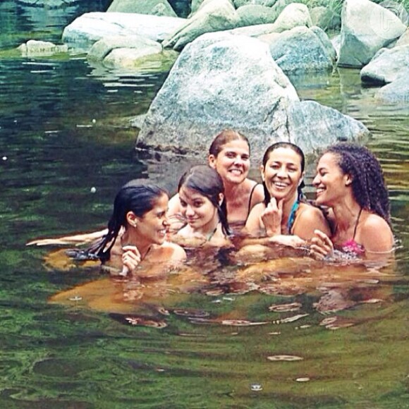 Camilla Camargo e Bruna Marquezine se divertem com atrizes de 'Em Família' em cachoeira