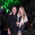 Guilherme Leicam e a namorada, Bruna Altieri, trocaram carinhos em um restaurante do Recreio dos Bandeirantes nesta terça-feira, 19 de julho de 2016