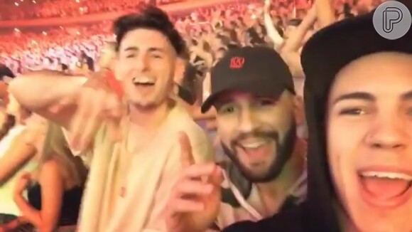 Biel e o produtor americano acharam a situação engraçada e gravaram vídeos mostrando as fãs de Justin aos gritos pelo ídolo internacional em seus perfis do Snapchat