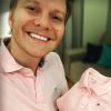 Michel Teló exibe roupa idêntica a sua para a filha, Melinda, nesta quarta-feira, dia 20 de julho de 2016