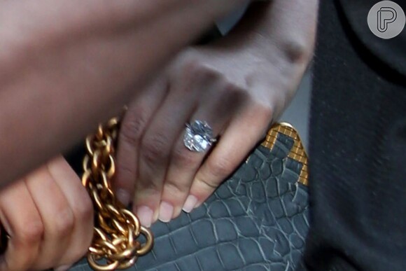 Kim kardashian ainda exibiu o anel de diamante de 15 quilates da grife de joias Lorraine Schwartz que ganhou de Kanye quando foi pedida em casamento