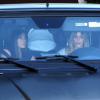 Após deixar o centro, Kim Kardashian entrou em um carro com a amiga Brittny Gastineau