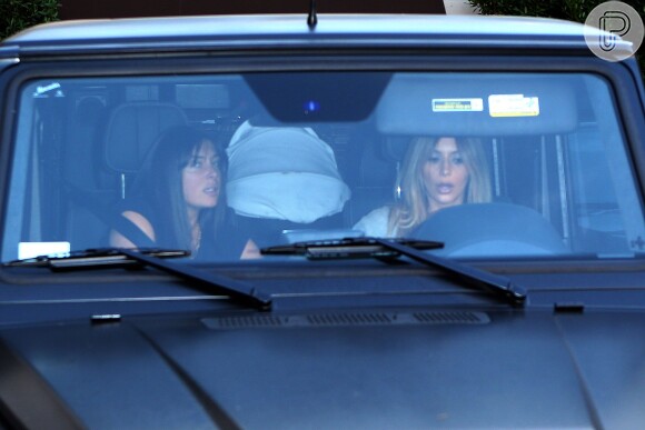 Após deixar o centro, Kim Kardashian entrou em um carro com a amiga Brittny Gastineau