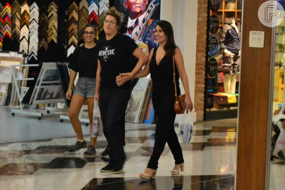 Fábio Porchat e a namorada, Nataly Mega, passearam de mãos dadas em um shopping carioca