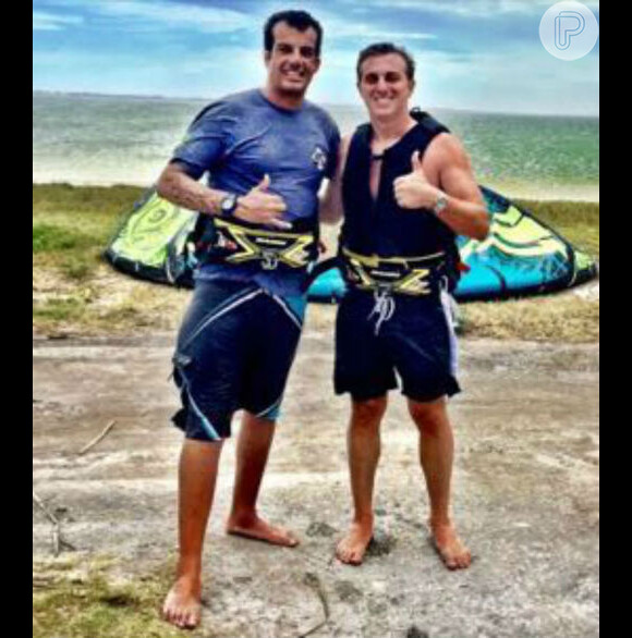Luciano Huck aprendeu kitesurf. O apresentador teve aulas com o instrutor Marcelo Cunha na praia Barra da Tijuca, Zona Oeste do Rio de Janeiro, na terça-feira, 19 de julho de 2016