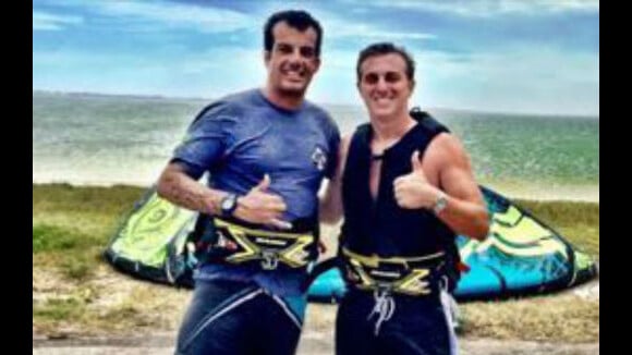 Luciano Huck aprende kitesurf e é elogiado por instrutor após 2° aula: 'Focado'