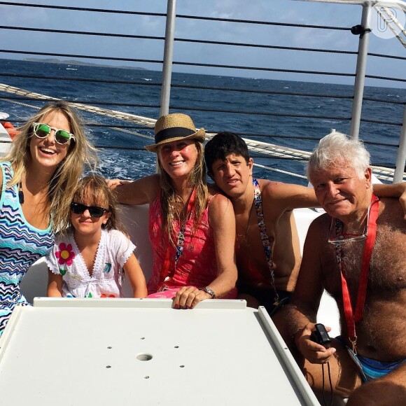 Ticiane Pinheiro e Rafa Justus posam com a família durante cruzeiro da Disney