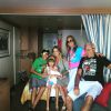 Ticiane Pinheiro posa com os pais, o irmão e Rafa Justus