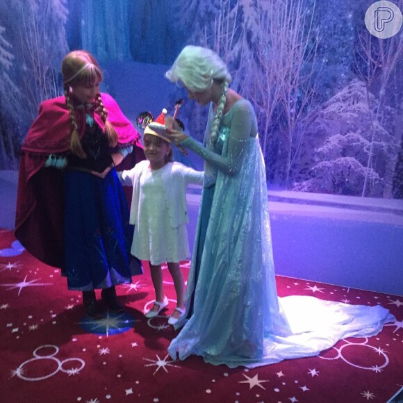 Rafa Justus se diverte no cruzeiro da Disney com as personagens do filme 'Frozen'