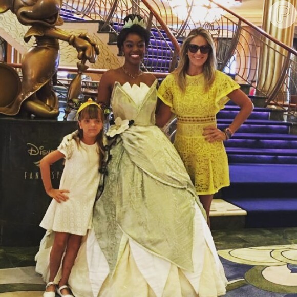 Ticiane Pinheiro e Rafa Justus posam com a princesa Tiana no cruzeiro da Disney