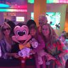 Ticiane Pinheiro, Rafa Justus e os avós se divertem ao posar com o Mickey no cruzeiro da Disney