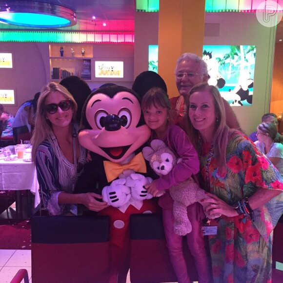 Ticiane Pinheiro, Rafa Justus e os avós se divertem ao posar com o Mickey no cruzeiro da Disney