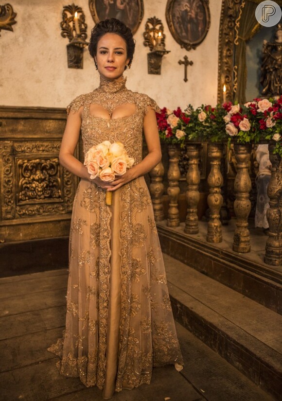 Joaquina (Andreia Horta) se casa com Rubião (Mateus Solano) vestida de dourado, na novela 'Liberdade, Liberdade,'
