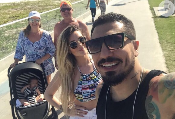 Ex-BBBs Aline Gotschalg e Fernando Medeiros levaram o filho para passear com os avós