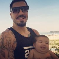 Ex-BBB Fernando Medeiros exibe filho com Aline Gotschalg sorrindo: 'Vai viajar'