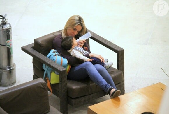 Fernanda Gentil sentou em uma cadeira e amamentou o filho, que ficou todo fofo no colo da mãe