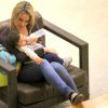 Fernanda Gentil amamentou o filho em um shopping do Rio, nesta quita-feira, 21 de julho de 2016