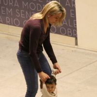 Fernanda Gentil passeia com o filho, Gabriel, de 10 meses, em shopping. Fotos!